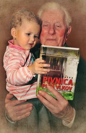 So svojou vnučkou a svojou knihou. 